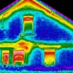 digne-dun-spectacle-de-sons-et-lumieres-le-rendu-de-la-camera-thermique-revele-surtout-au-grand-jour-les-zones-de-deperditions-de-chaleur-identifiees-ici-en-jaune-et-rouge